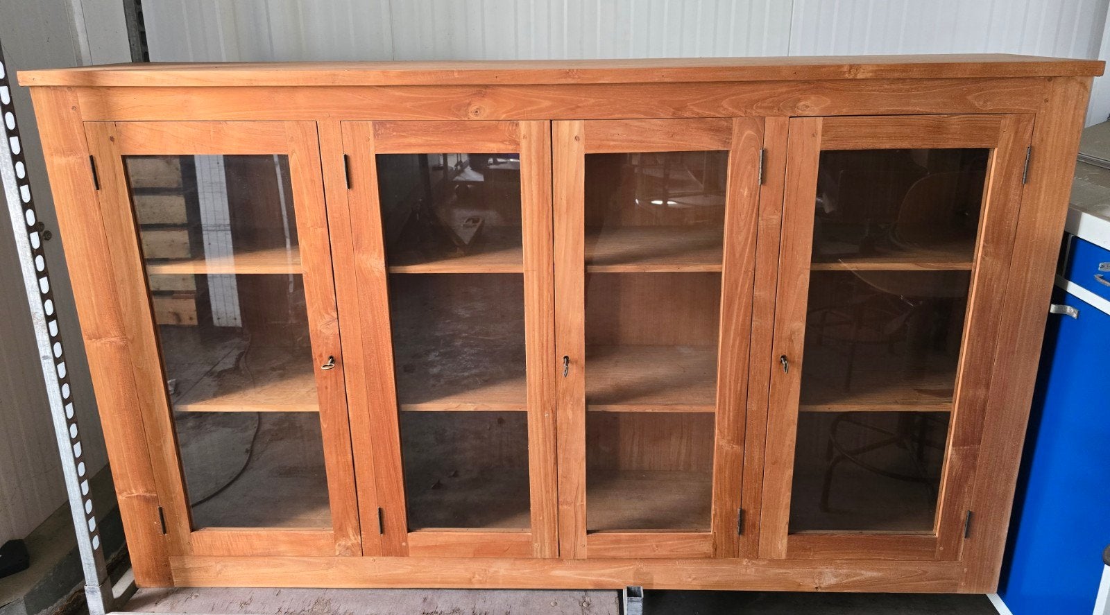 Massief houten vitrinekast met glazen deuren, Ophalen