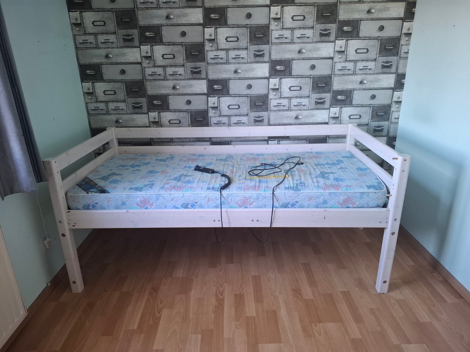 Eenpersoonsbed met matras en elektrische verstelbare bodem, Ophalen, Gebruikt, 90 cm, 200 cm