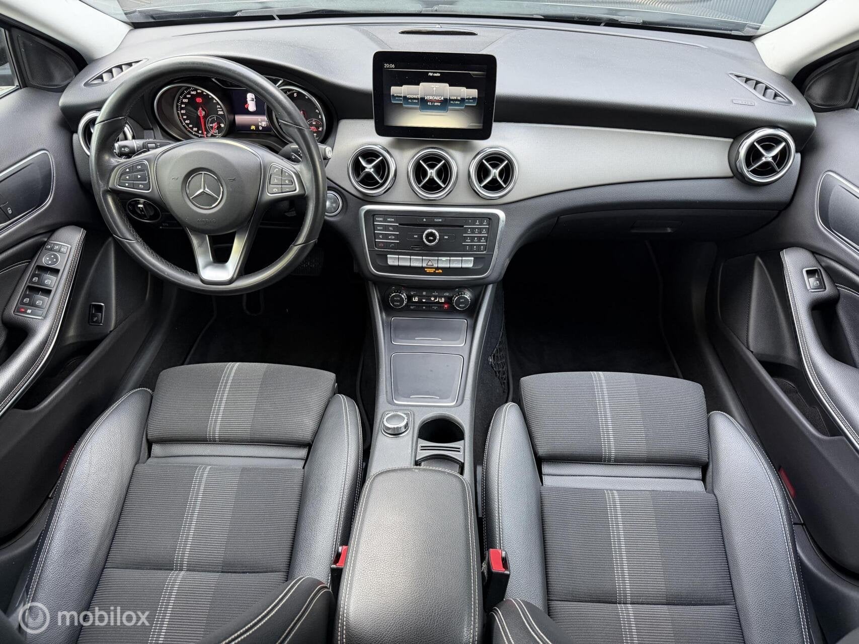 Mercedes GLA-klasse 180 Urban|Night|19”|Camera|Trekh|CarPl, Auto's, Gebruikt, 4 cilinders, Leder en Stof, 122 pk