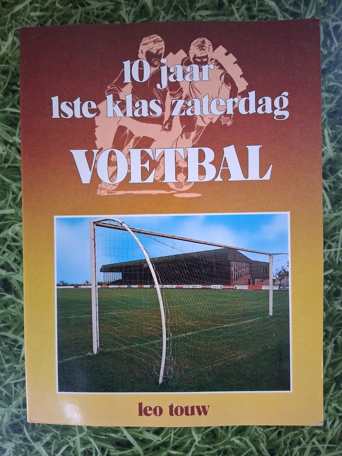 Voetbalboek: 10 jaar 1ste klas zaterdag voetbal KNVB, Ophalen of Verzenden, Gebruikt, Overige binnenlandse clubs, Boek of Tijdschrift