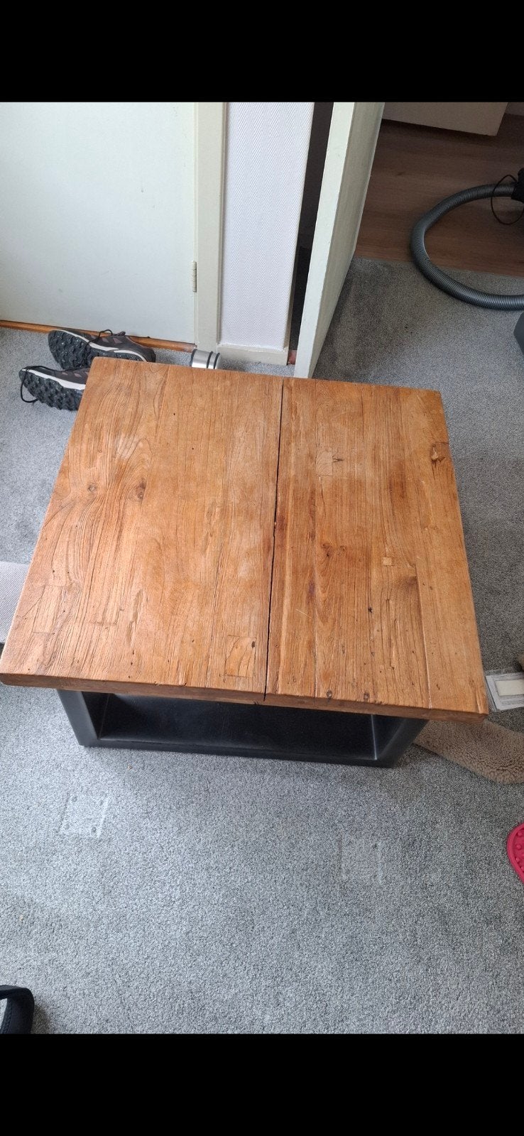 Robuuste houten salontafel met metalen onderstel, Gebruikt, 50 tot 100 cm, Industrieel, Landelijk, 50 tot 100 cm