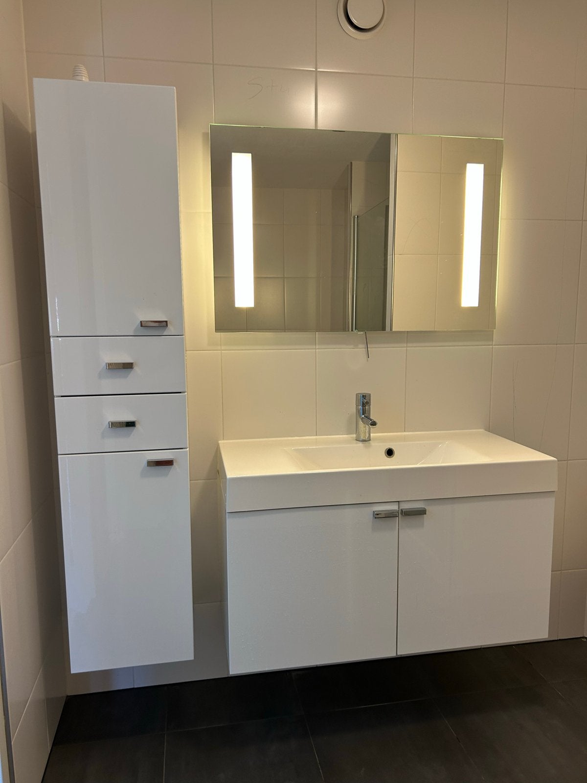 Gratis badkamerkast en wastafelmeubel - zelf demonteren, Huis en Inrichting, Badkamer | Badkamermeubels, Ophalen, (Half)hoge kast