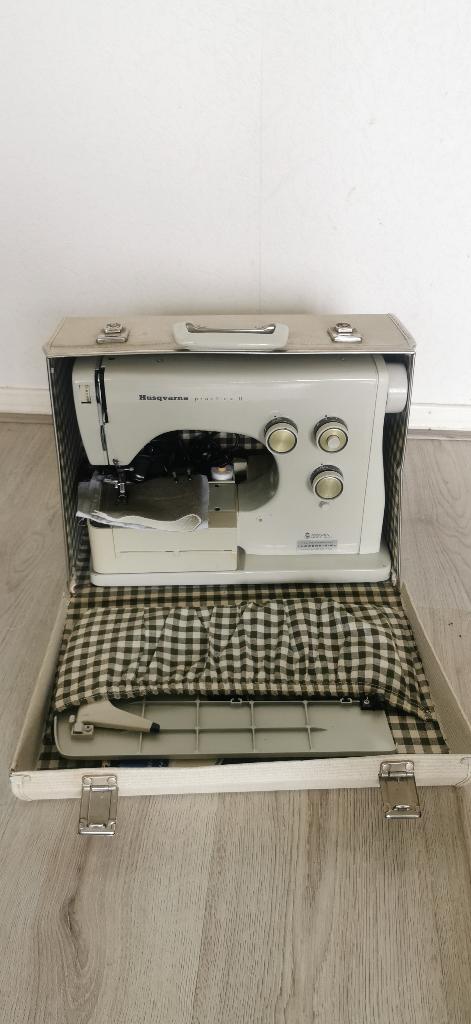 Naaimachine Husqvarna practica 11 5220  Echt Leer naaien goe, Hobby en Vrije tijd, Naaimachines en Toebehoren, Ophalen of Verzenden