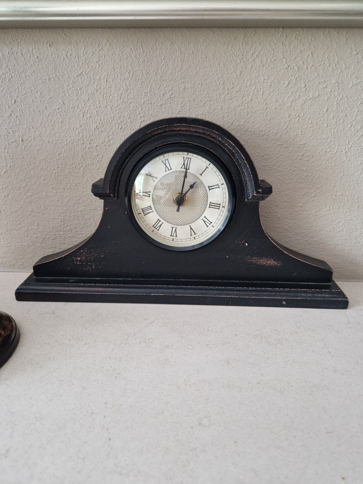 Decoratieve Tafelklok - Zwart met Romeinse Cijfers, Ophalen of Verzenden, Gebruikt, Analoog, Wekker of Tafelklok