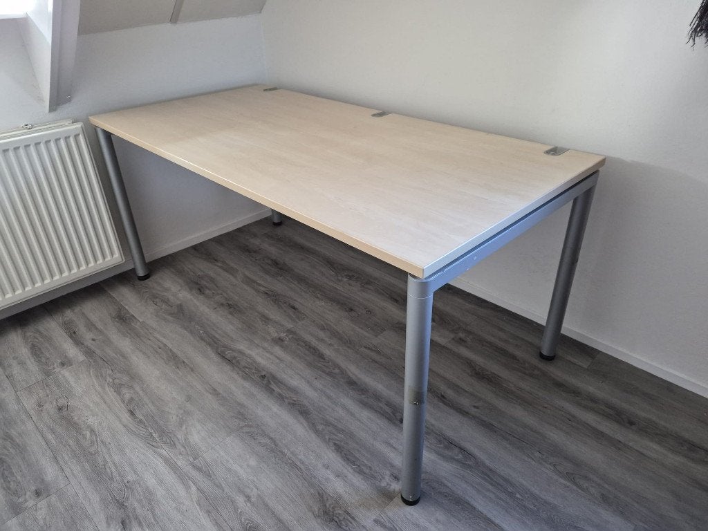 Bureau met kabelgoot, merk CEKA, Ophalen, 160 cm, Gebruikt, Bruin