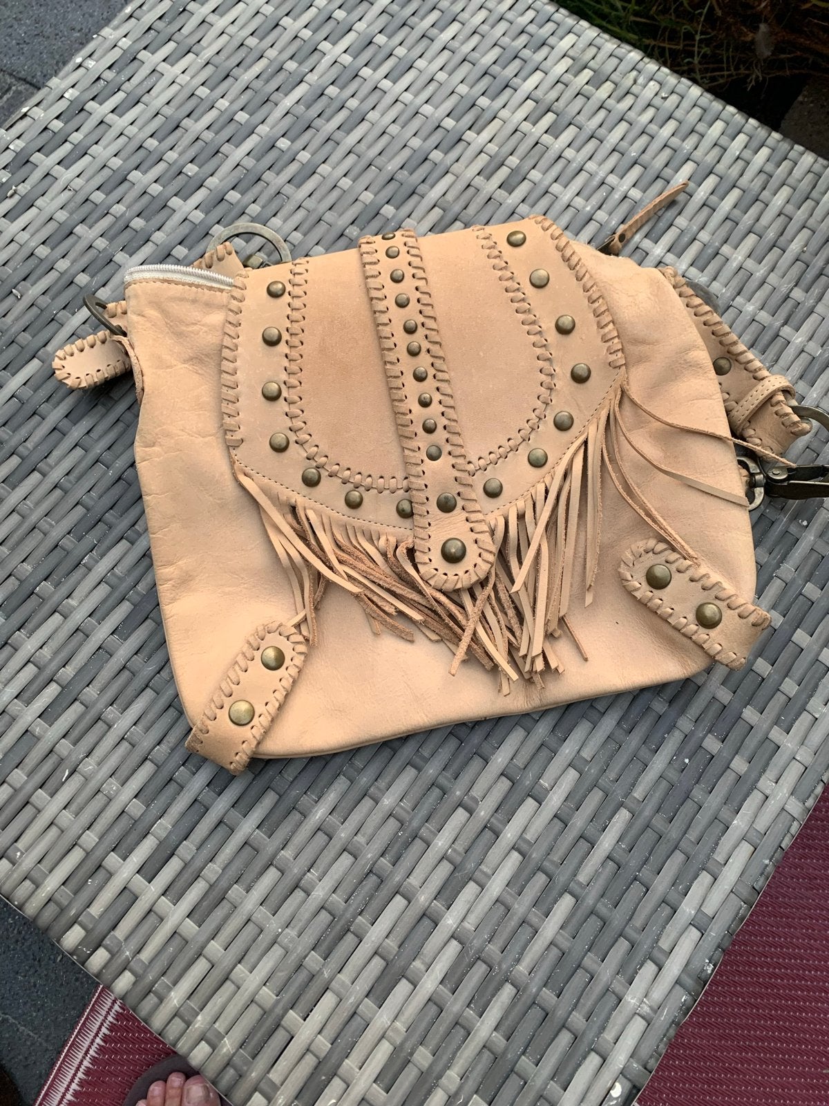Leren schoudertasje met franjes en studs, Ophalen of Verzenden, Gebruikt, Beige, Schoudertasje