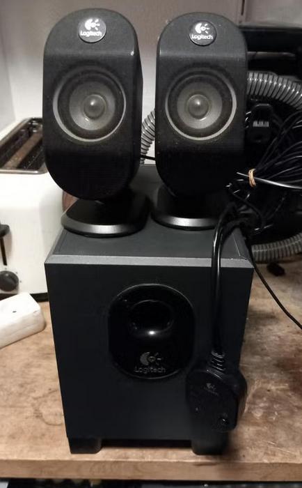 Logitech X-210. 2.1 speakers systeem (met subwoofer), Ophalen of Verzenden, Gebruikt