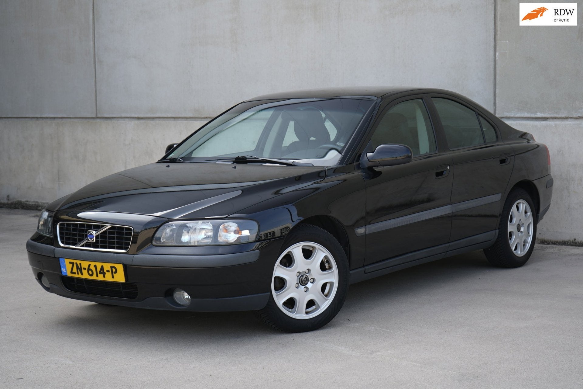 Volvo S60 2.4 5 cilinder Automaat, Half Leder, Camera, NAP, Auto's, Volvo, S60, Zwart, 11 km/l, Bedrijf