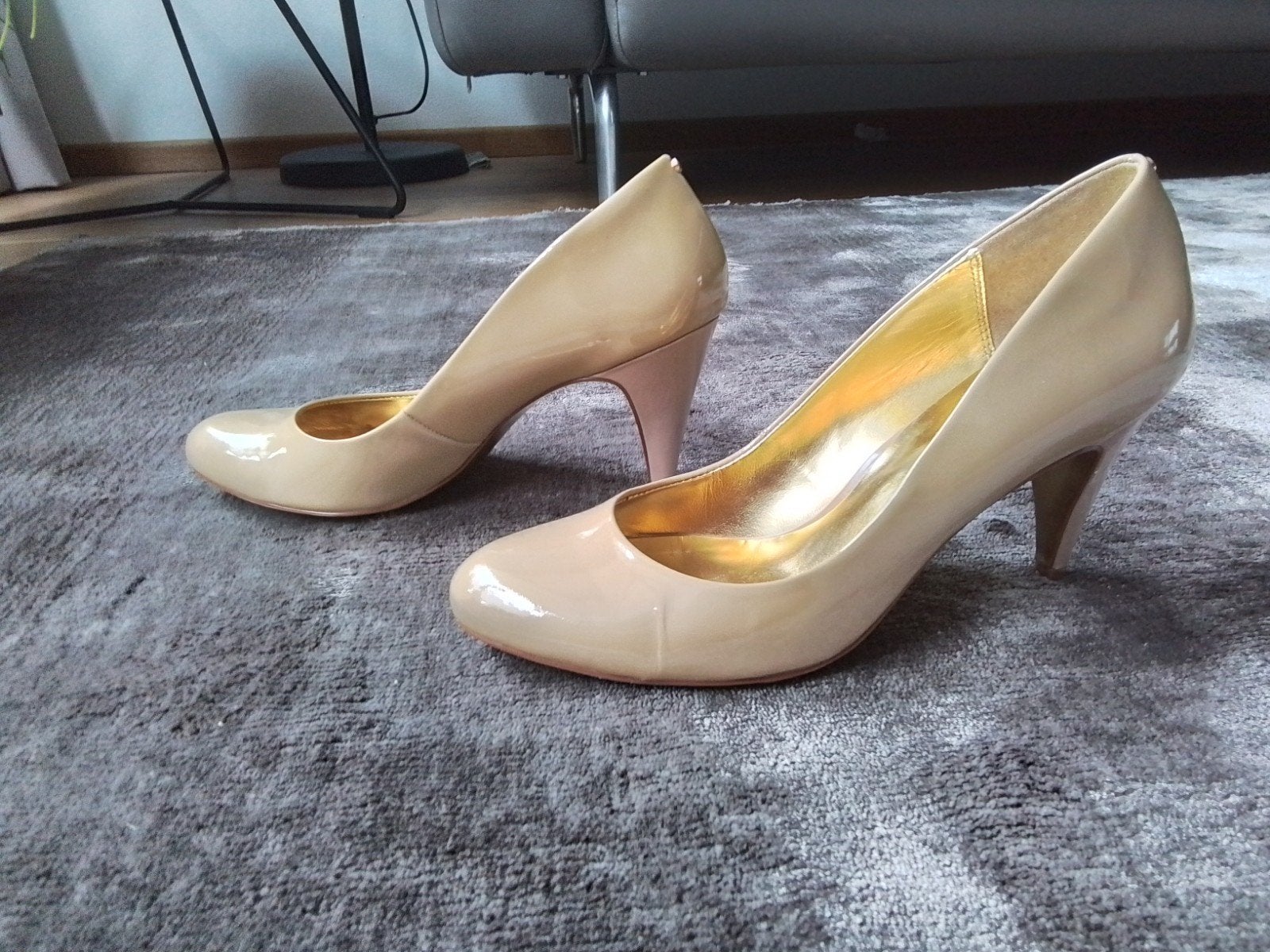 Ted Baker Pumps - Nude/Beige met kleine beschadiging. Mt 40., Ophalen of Verzenden, Zo goed als nieuw, Beige