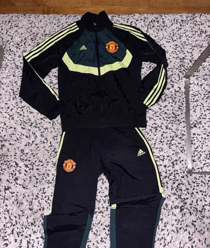 Adidas Manchester United Woven Trainingspak ZGAN (Maat XS), Maat 52/54 (L), Zwart, Ophalen of Verzenden, Zo goed als nieuw