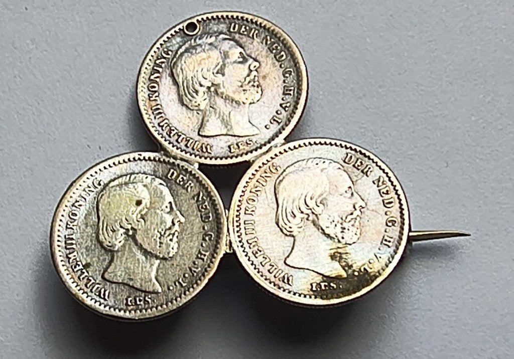Broche bestaand uit 3 muntjes 5 cent uit 1869 van Willem III, Ophalen of Verzenden, Zo goed als nieuw, Overige materialen