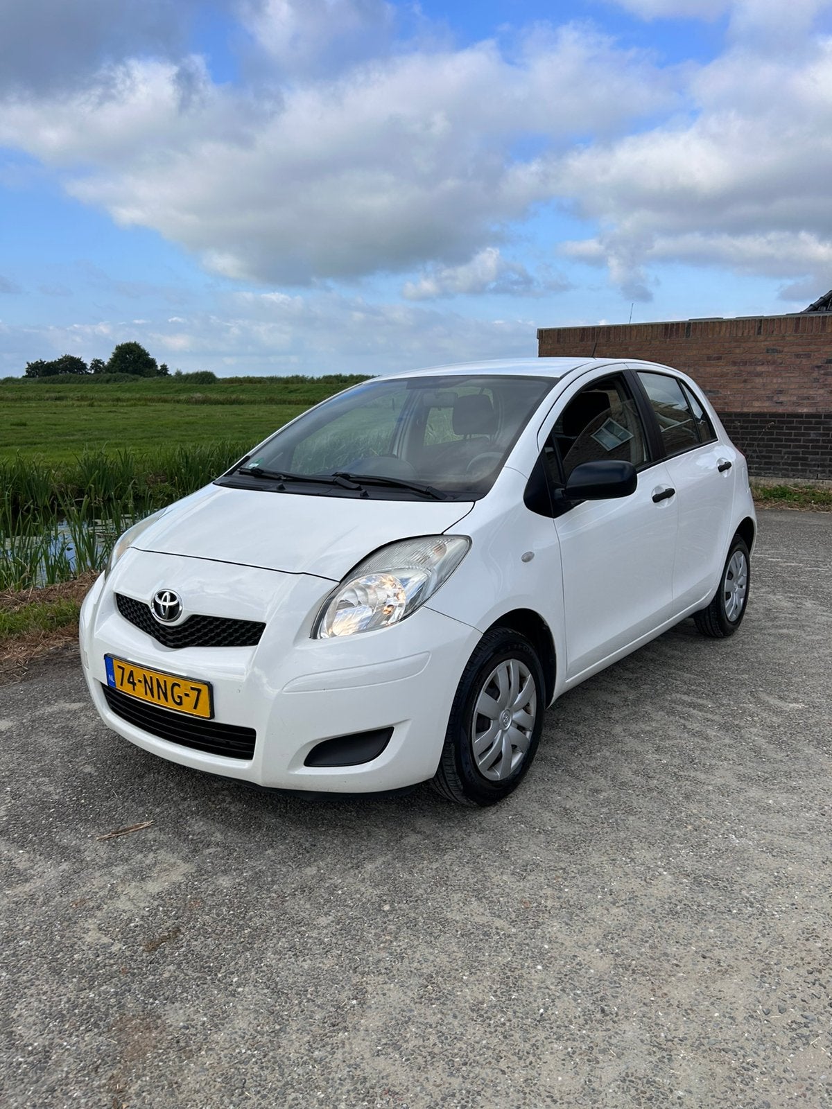 Toyota Yaris 1.0 12V Vvt-i 5DR Terra 2010 Wit, Auto's, Voorwielaandrijving, 40 €/maand, 750 kg, Wit