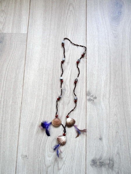 Folkloristische ketting met veertjes uit Zuid-Amerika, Sieraden, Tassen en Uiterlijk, Ophalen of Verzenden, Gebruikt, Overige materialen