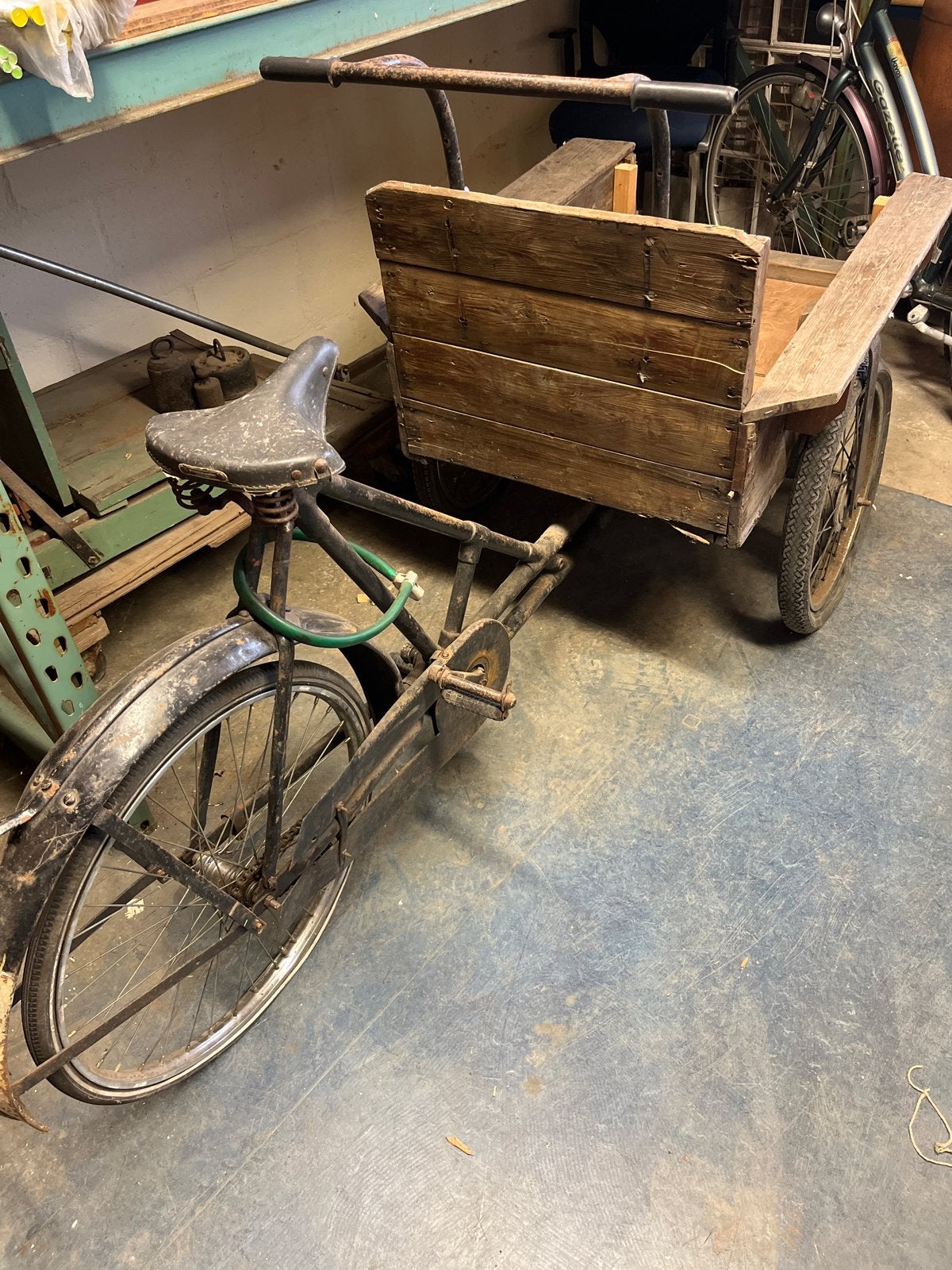 Authentieke antieke bakfiets | vintage decoratie | bloemen, Fietsen en Brommers, Fietsen | Bakfietsen, Ophalen, Gebruikt, Goederen
