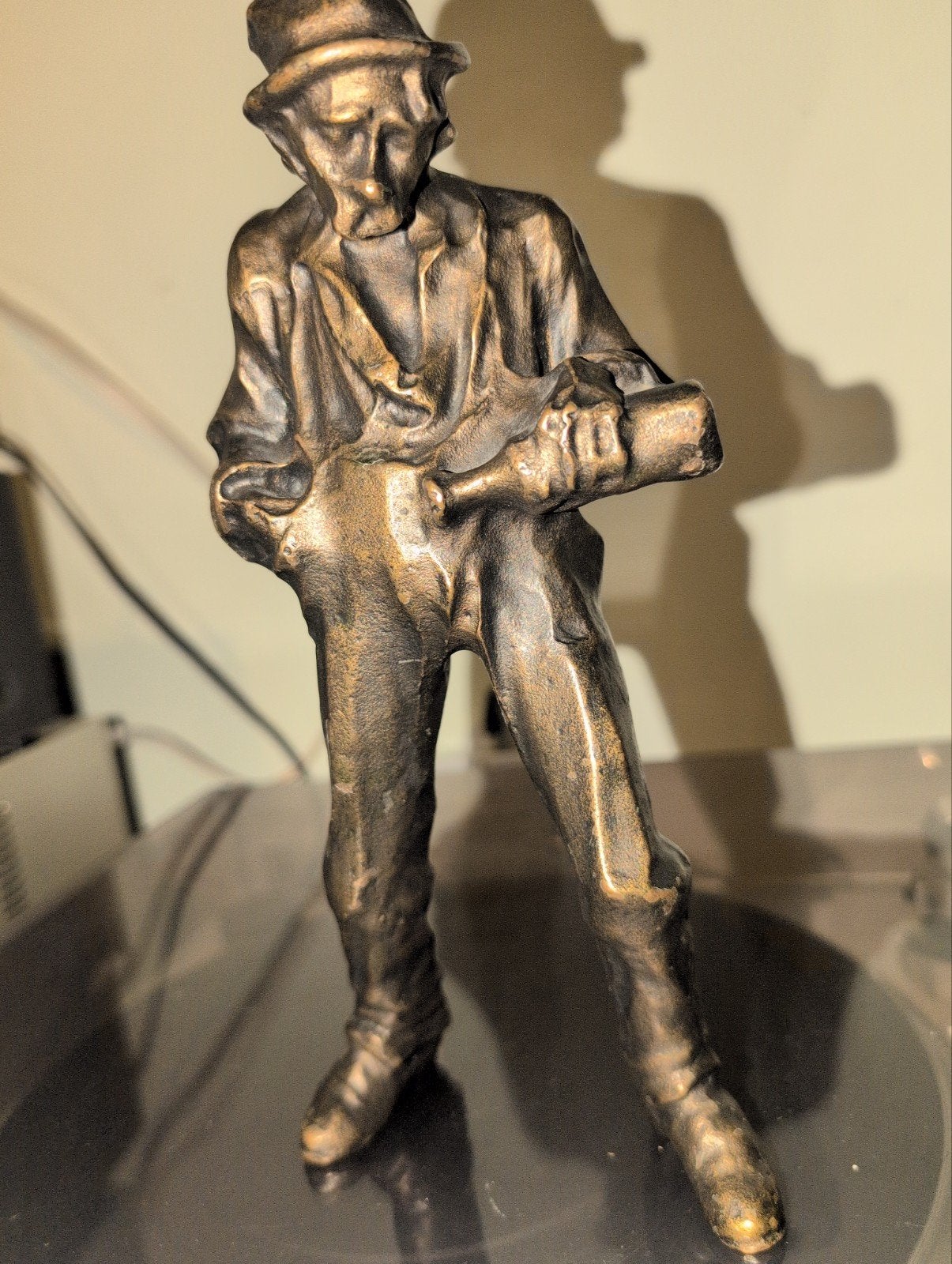 Bronzen beeldje van man met hoed, 22,5 cm hoog, Antiek en Kunst, Ophalen, Brons, 20 - 50 cm, Beeld
