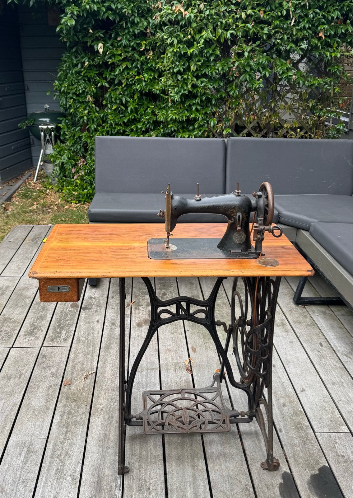 Antieke Naumann Naaimachine met Houten Tafel, Ophalen