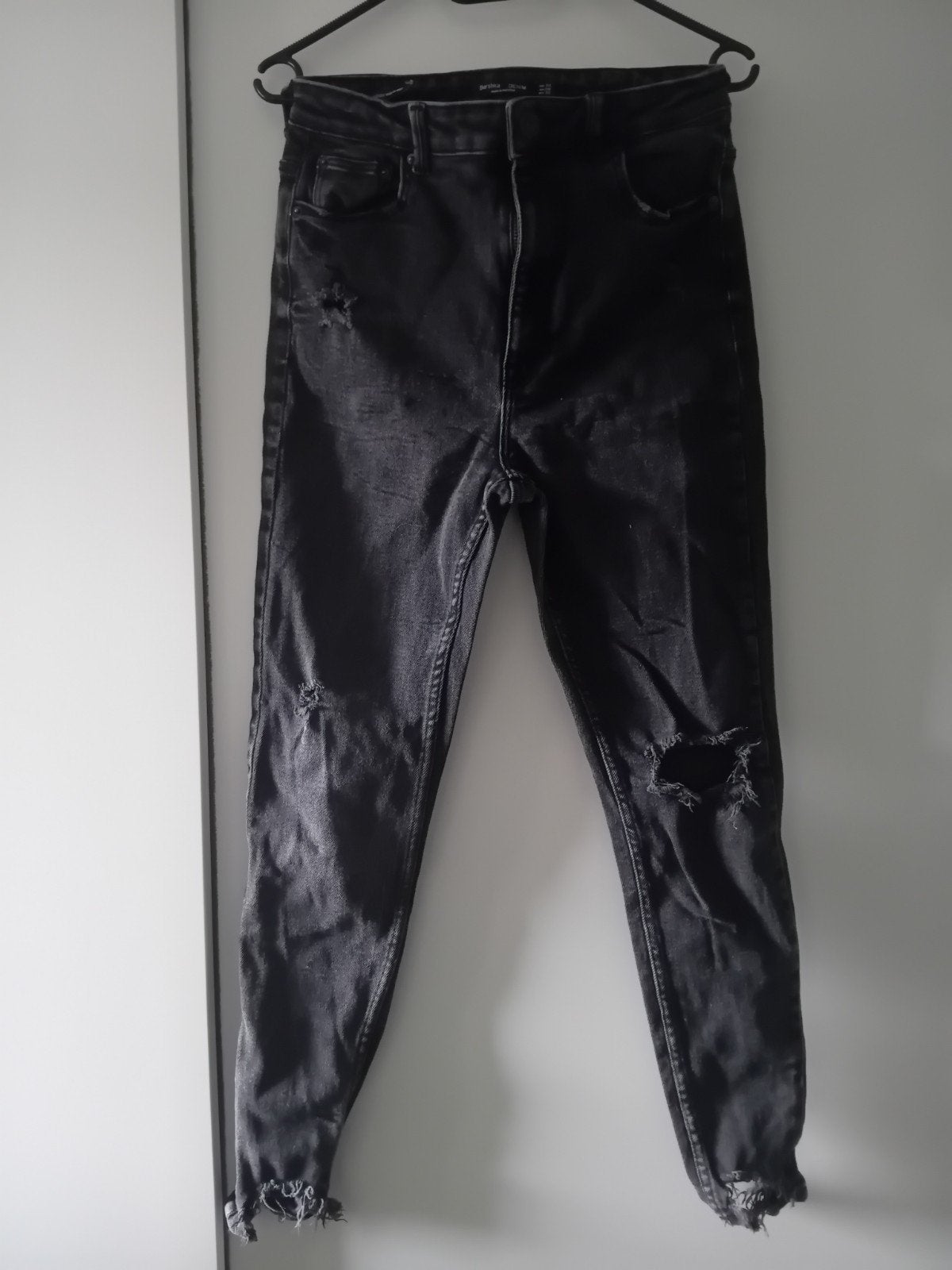 Bershka zwarte ripped jeans - maat W30-W32 (confectie 38/40), Kleding | Dames, Spijkerbroeken en Jeans, Zwart, W30 - W32 (confectie 38/40)