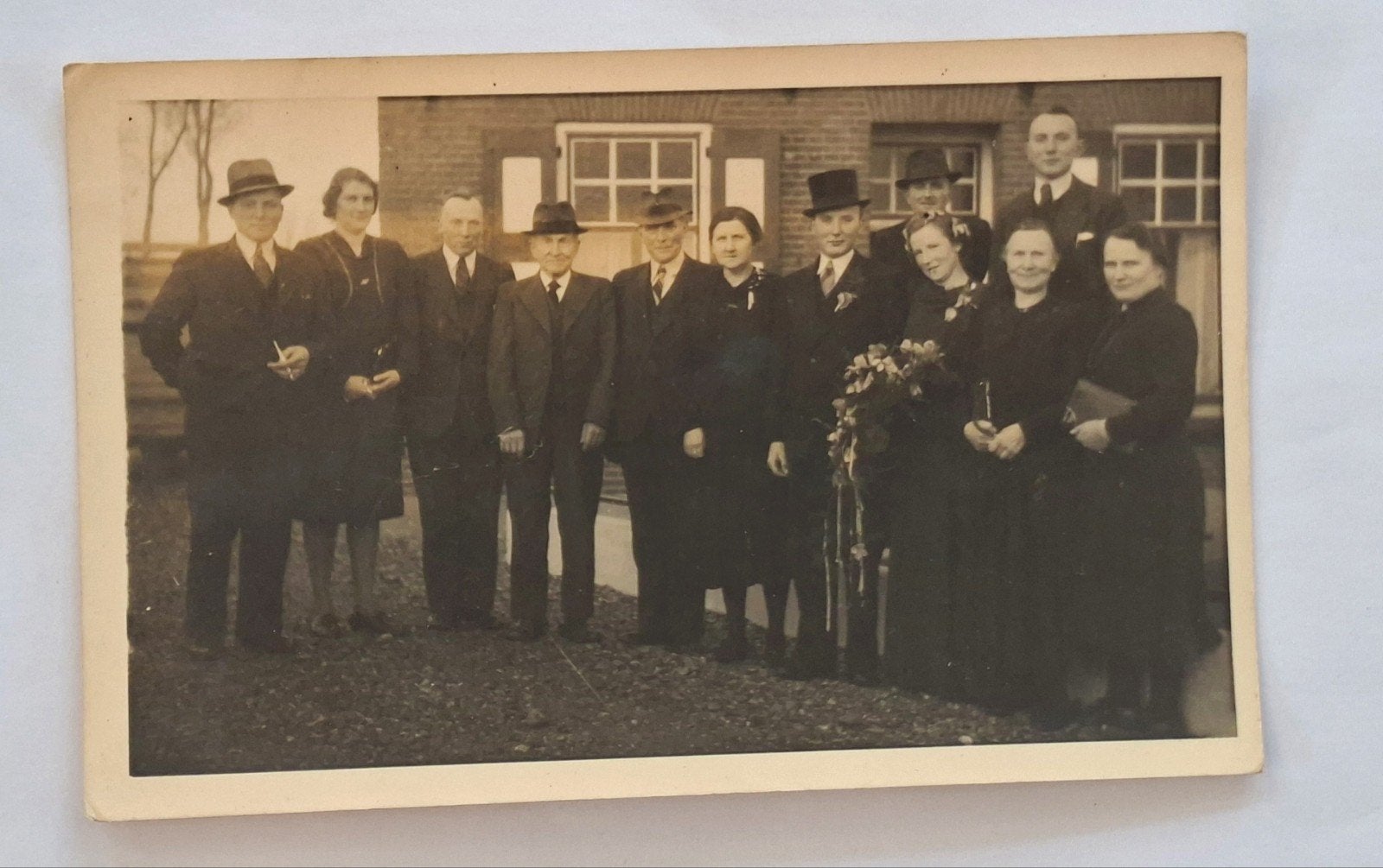 Fotokaart- groepsportret- bruidspaar- bruid- bruidegom, Verzamelen, Ophalen of Verzenden, Voor 1940, Overige onderwerpen, Foto