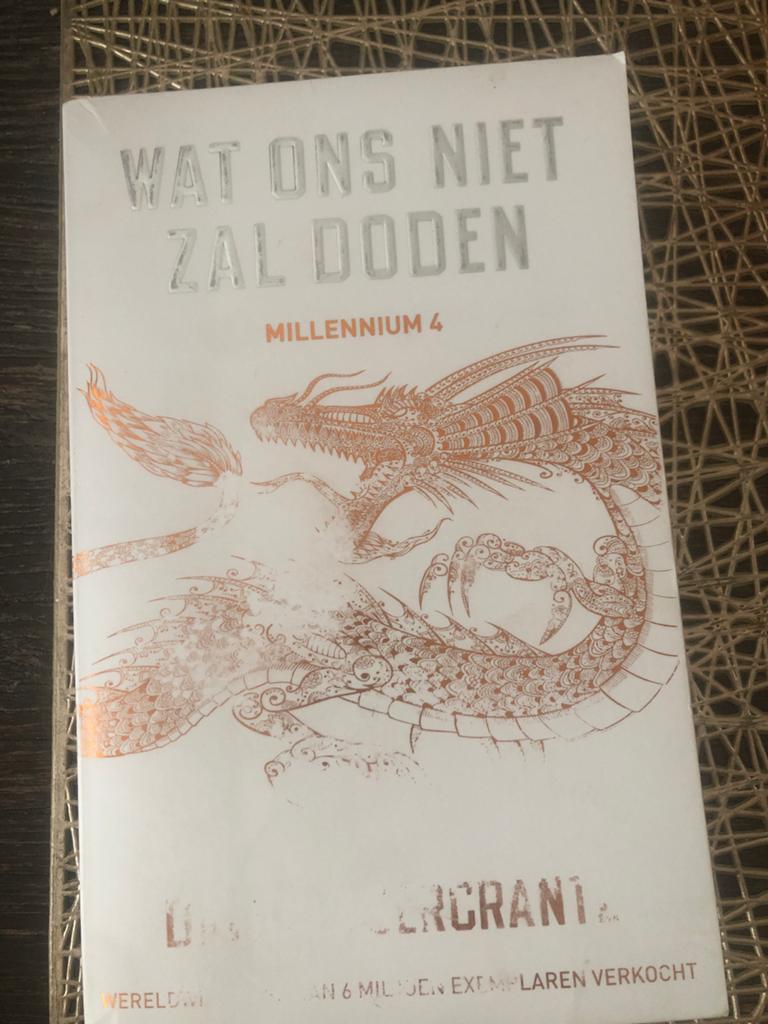Wat ons niet zal doden - Millennium 4 (David Lagercrantz), Boeken, Thrillers, Zo goed als nieuw, Europa overig, Ophalen of Verzenden