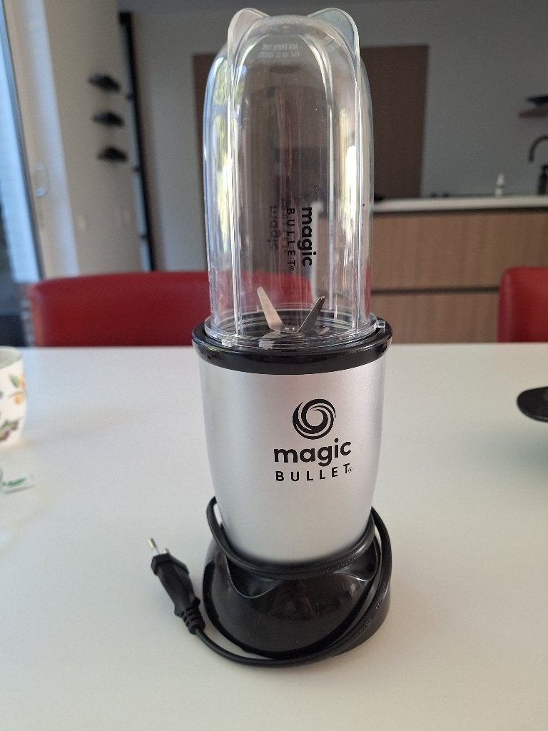 Magic bullet blender - met div nieuwe bekers met dop € 25.00, Witgoed en Apparatuur, Ophalen of Verzenden, Zo goed als nieuw, Blender
