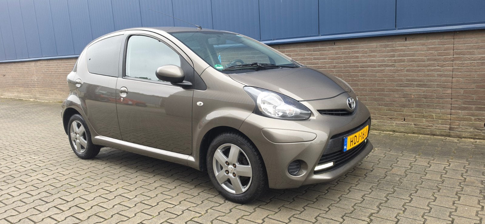 Toyota Aygo 1.0 12V Vvt-i 5DRS 2014 Bruin, Voorwielaandrijving, Euro 5, Bruin, 4 stoelen