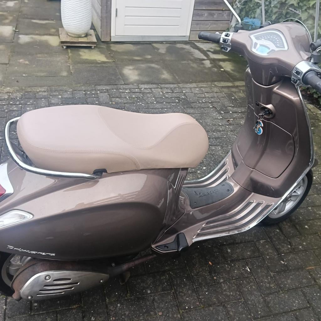 Vespa Primavera, bruin, 4000 km, Fietsen en Brommers, Scooters | Vespa, Ophalen of Verzenden