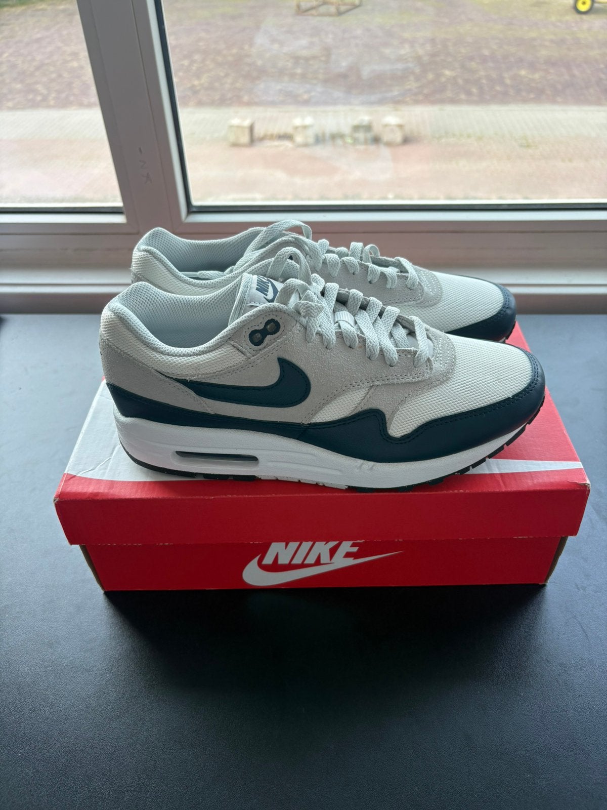 Nike Air Max 1 White Armory Navy | EU 41, Blauw, Nieuw, Ophalen of Verzenden, Sneakers of Gympen