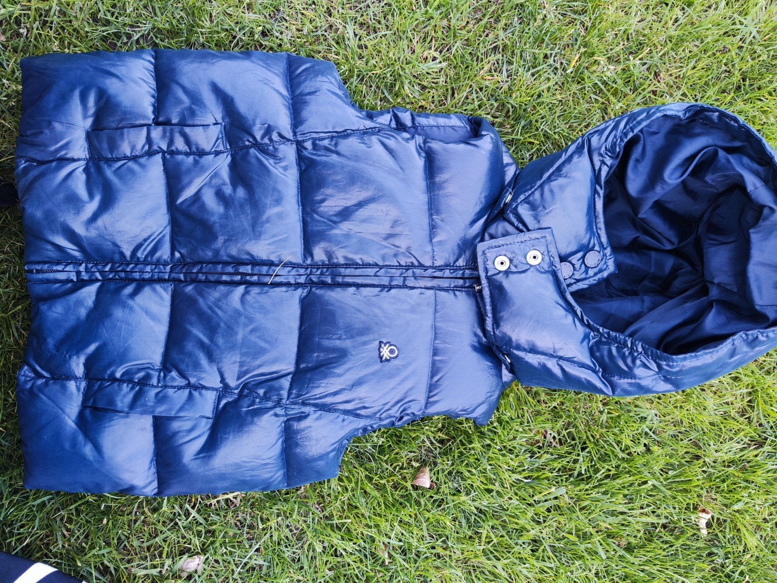 Benetton blauwe gewatteerde bodywarmer met capuchon 104/116, Overige typen, Jongen of Meisje, Ophalen of Verzenden, Zo goed als nieuw