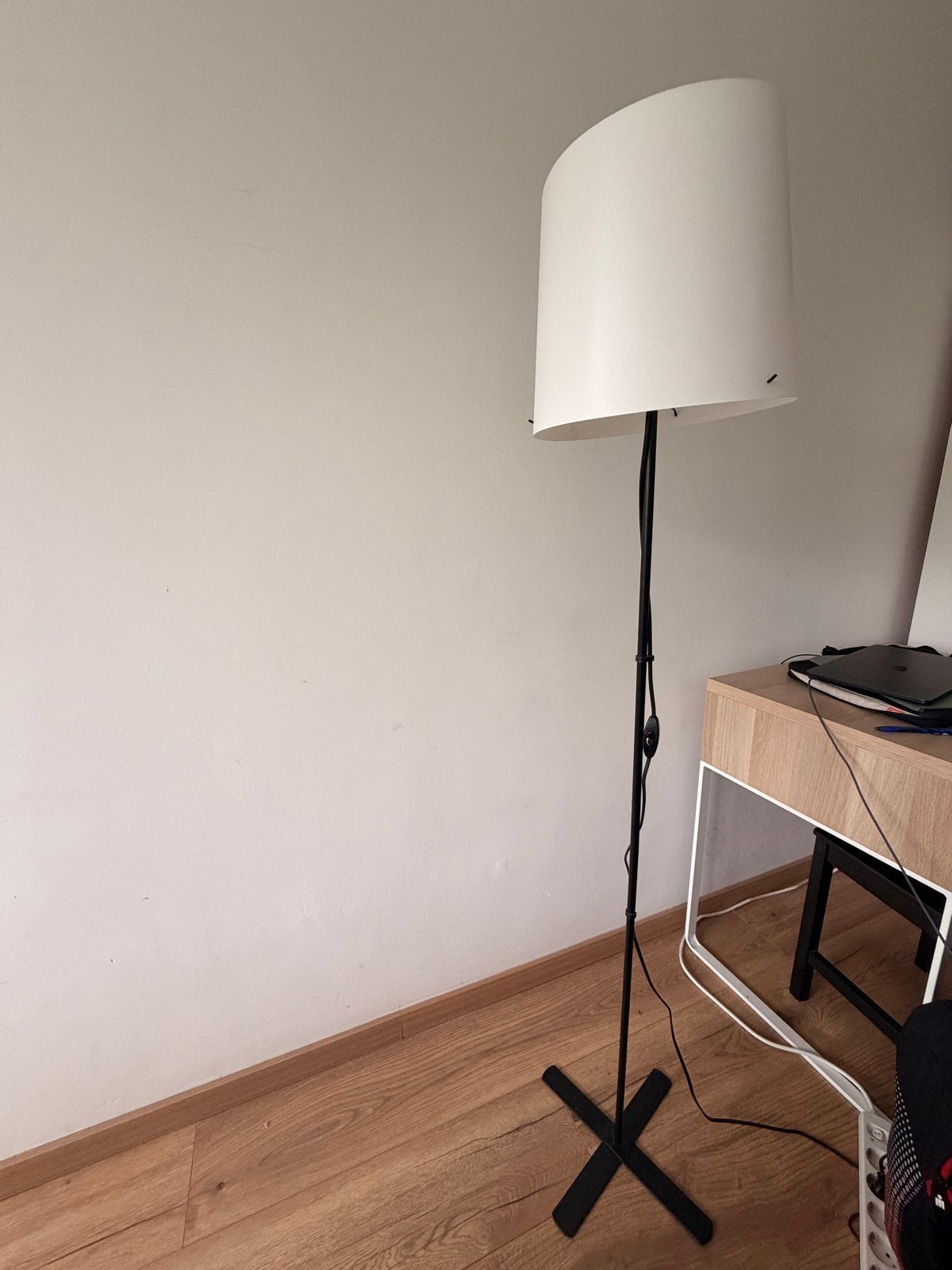 Moderne staande lamp met witte kap, Ophalen, Gebruikt, Metaal, 150 tot 200 cm