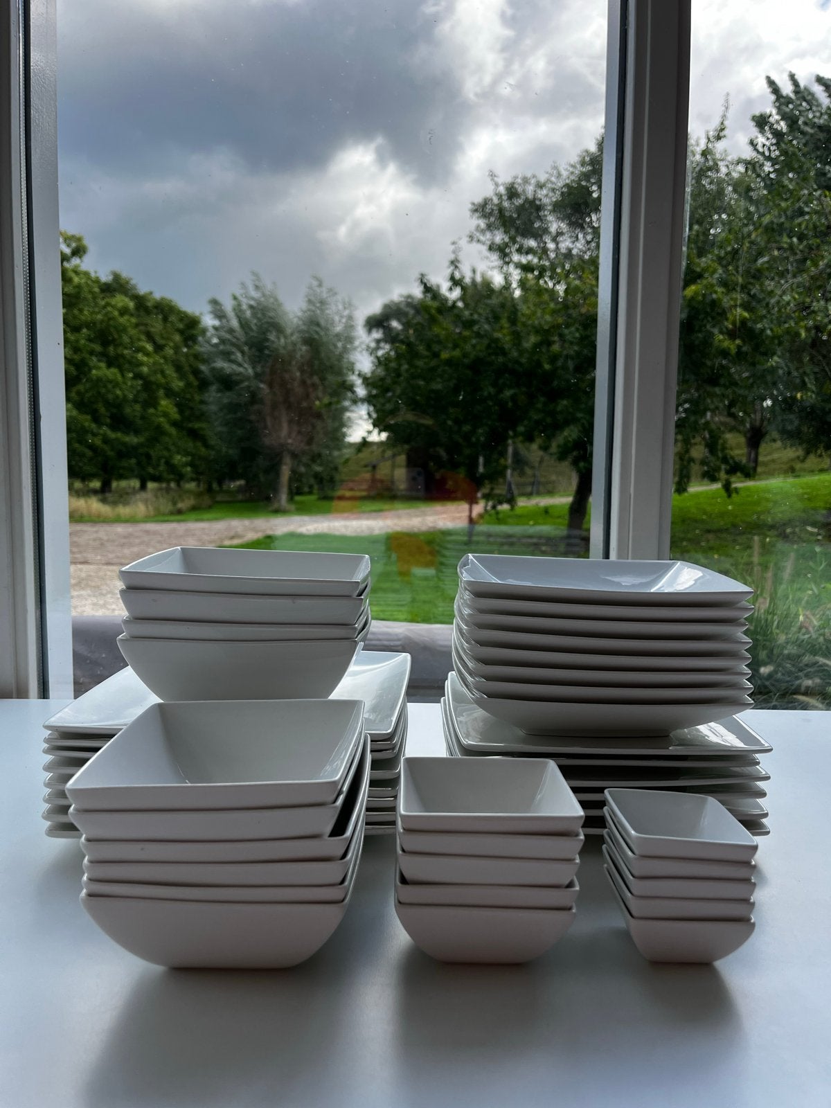 Yong Squito servies - Borden, schalen en kommen, Ophalen, Gebruikt, Overige merken, Keramiek
