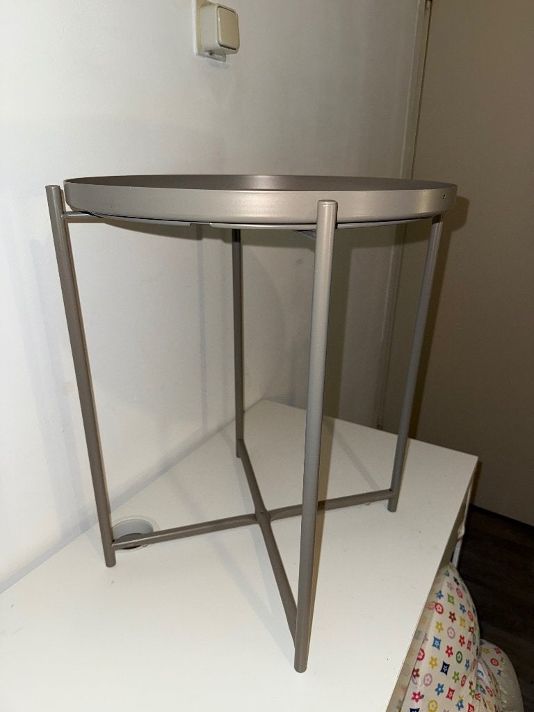 metalen bijzettafel met een opstaande rand, Minder dan 55 cm, Gebruikt, Metaal of Aluminium, Rond