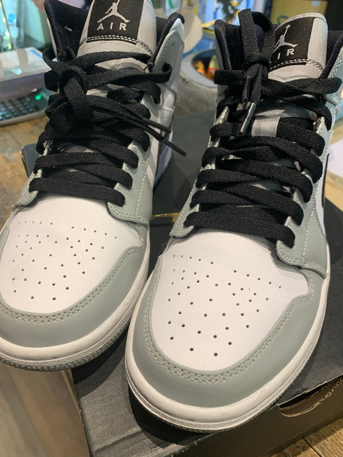 Nike Air Jordan 1 Mid - Licht Rookgrijs/Zwart/Wit, Ophalen of Verzenden, Zo goed als nieuw, Overige kleuren, Sneakers of Gympen