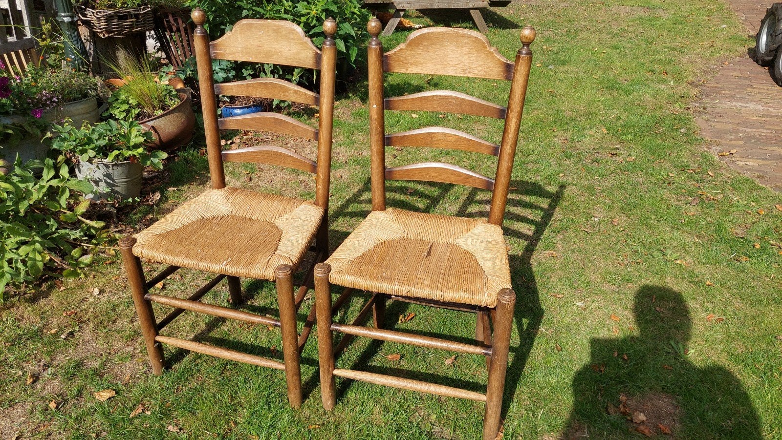 Set van 2 rustieke houten stoelen met rieten zitting, Antiek en Kunst, Ophalen