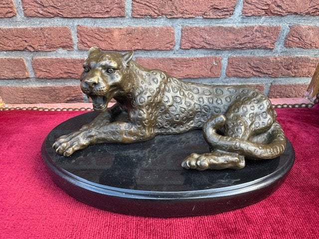 bronzen beeld van een rustend luipaard, Antiek en Kunst, Ophalen of Verzenden, Brons