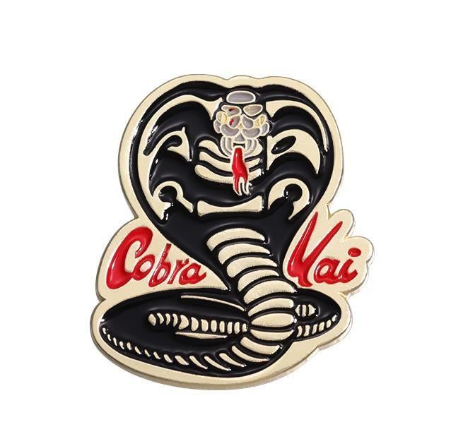 Pracht COBRA KAI : KARATE KID Enamel Pin Broche, Verzamelen, Verzenden, Nieuw, Foto of Kaart