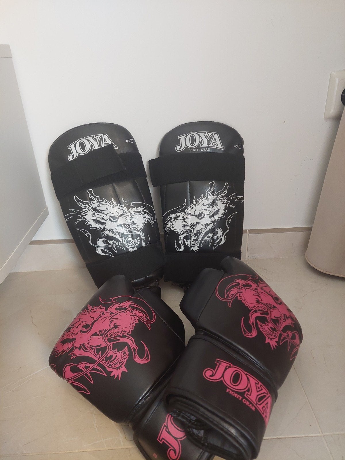 Joya Fight Gear bokshandschoenen en scheenbeschermers, Ophalen, Gebruikt, Overige, Vechtsportbescherming
