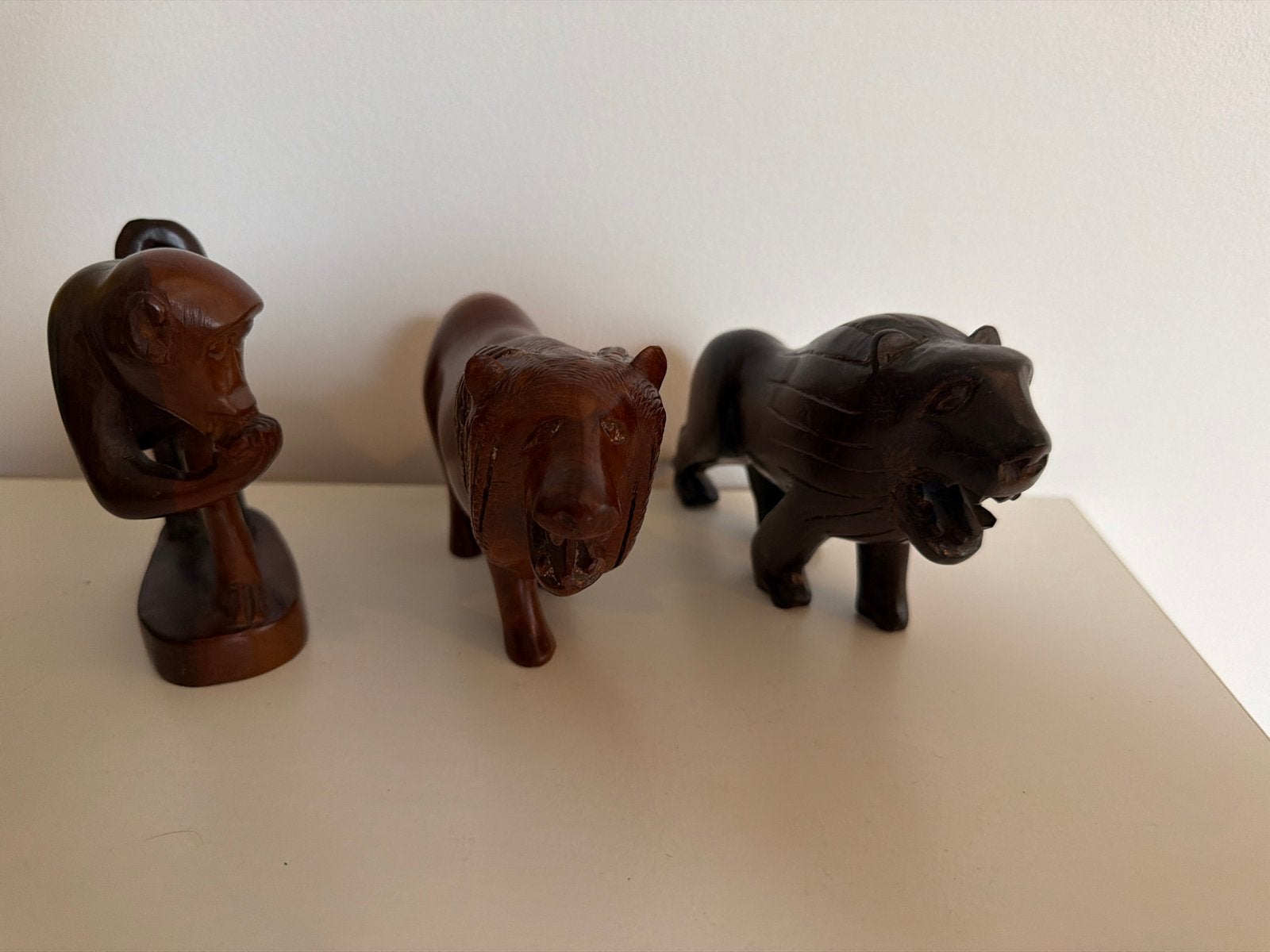 Set van 3 handgesneden houten beelden: aap en leeuwen, Minder dan 20 cm, Ophalen of Verzenden, Beeld, Hout