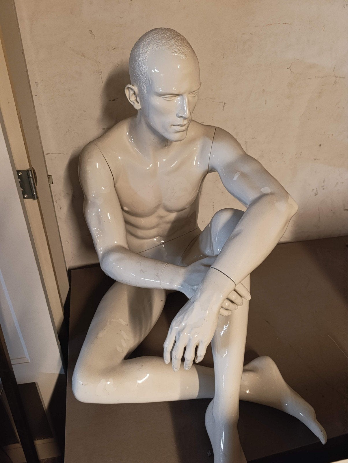 1 etalagepop: man, zittende pose, Ophalen, Gebruikt