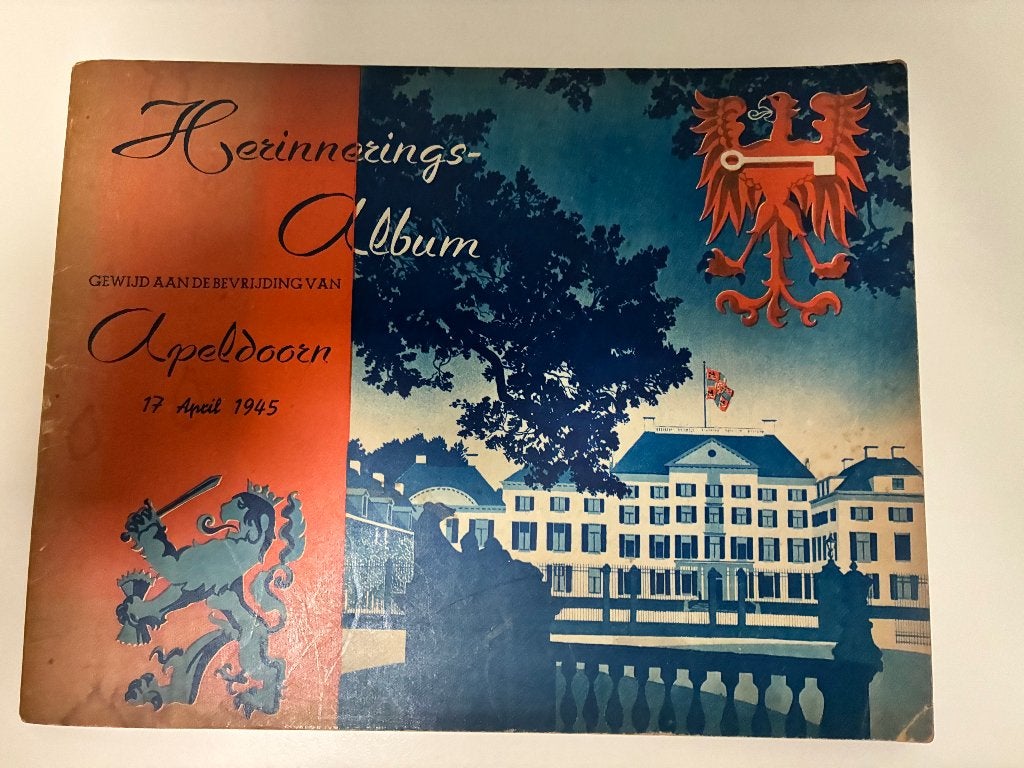Apeldoorn - Herinneringsalbum bevrijding van Apeldoorn, Boeken, Geschiedenis | Stad en Regio, Ophalen of Verzenden, 20e eeuw of later