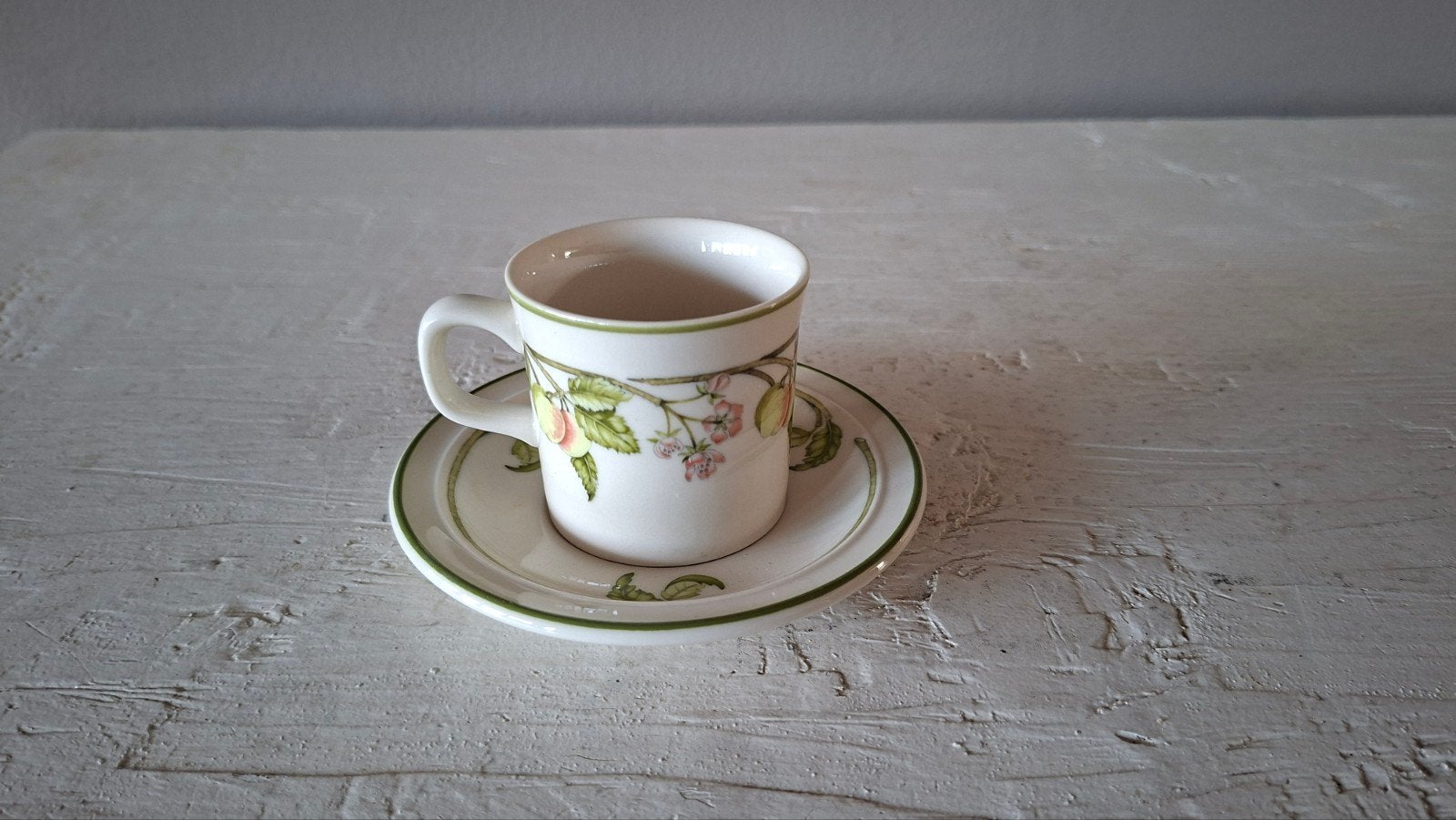 Wedgwood Wild Apple Kop en Schotel - Vintage Servies, Huis en Inrichting, Keuken | Servies, Ophalen of Verzenden, Zo goed als nieuw