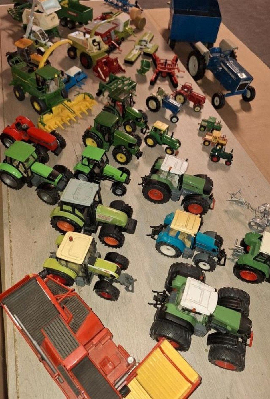 Grote collectie speelgoed tractoren en landbouwmachines, Ophalen