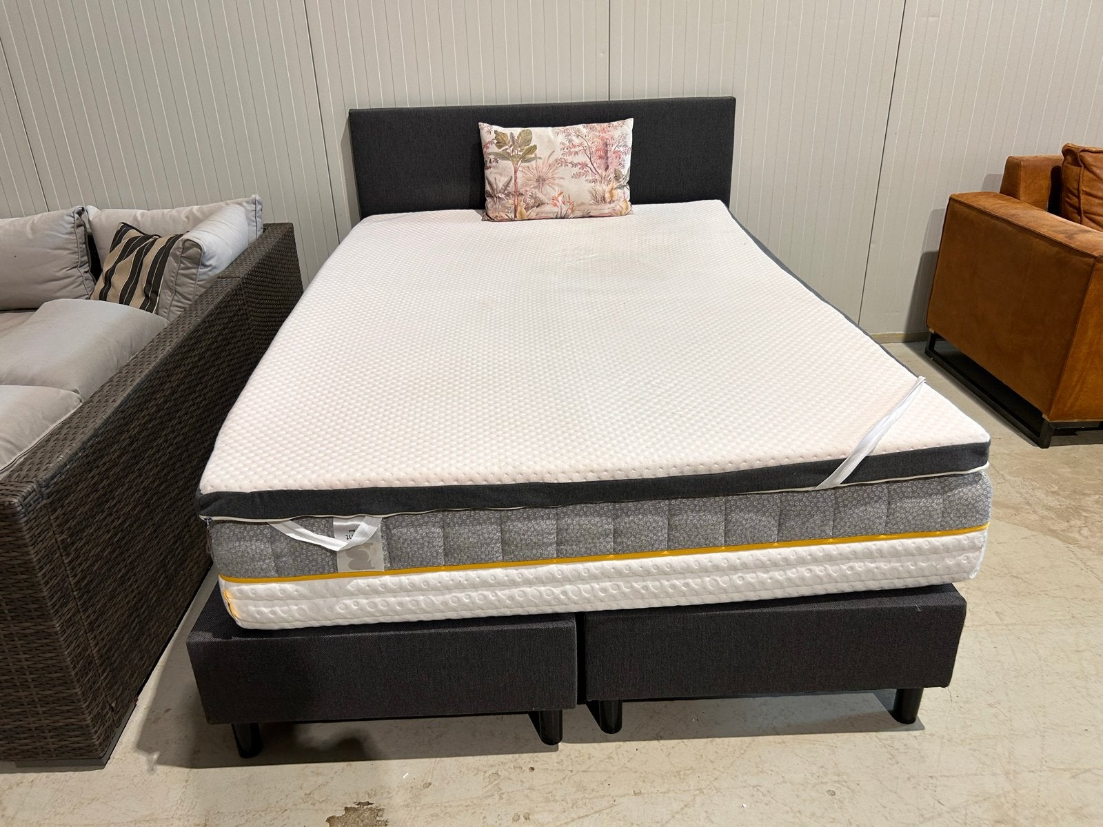 Mooie boxspring bed 140x200 met dikke matras en topper, Ophalen, ., Zwart, Tweepersoons