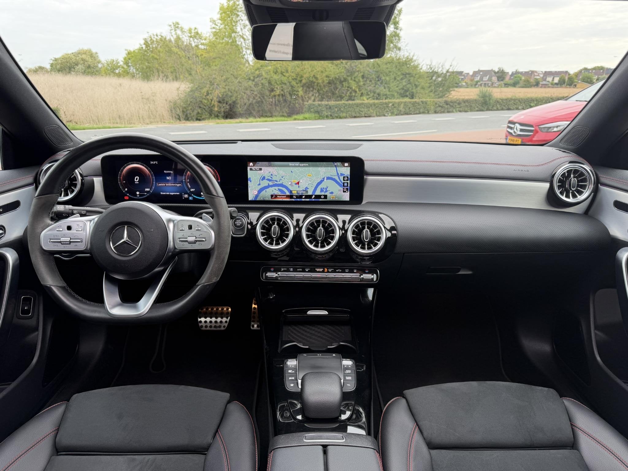 Mercedes-Benz CLA-klasse Shooting Brake 250 e AMG Line PANO, Gebruikt, 4 cilinders, Leder en Stof, Zwart