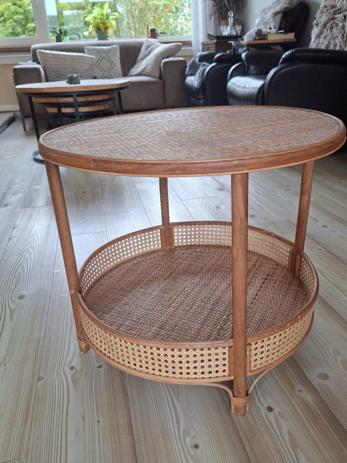 Twee rotan tafeltjes van Xenos, Ophalen