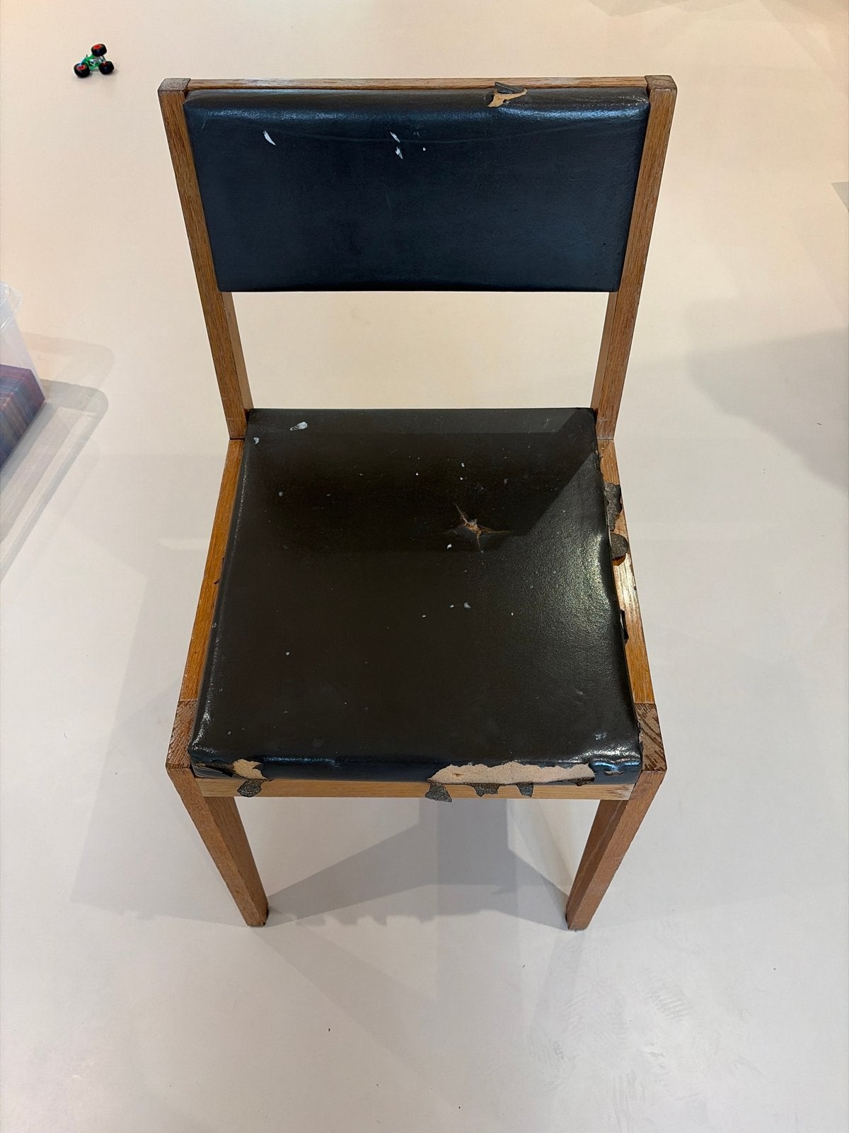 Vintage houten stoel met kunstleer, Ophalen