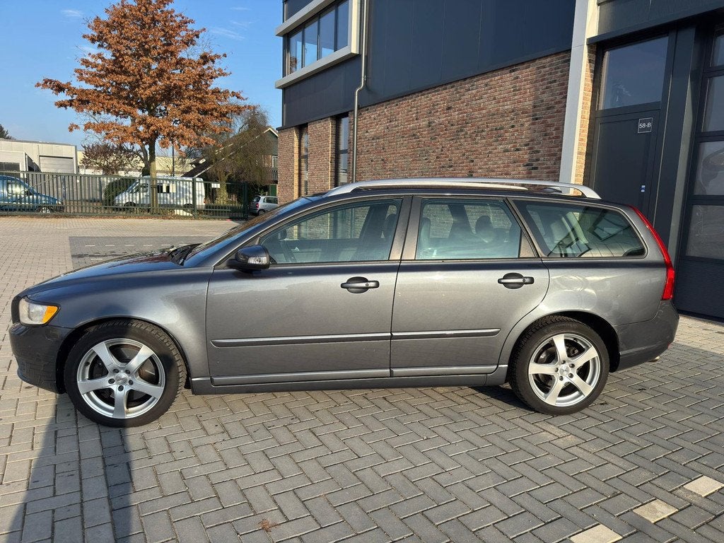 Volvo V50 2.4 D5 Momentum, Auto's, Gebruikt, Zilver of Grijs, 154 €/maand, 1500 kg
