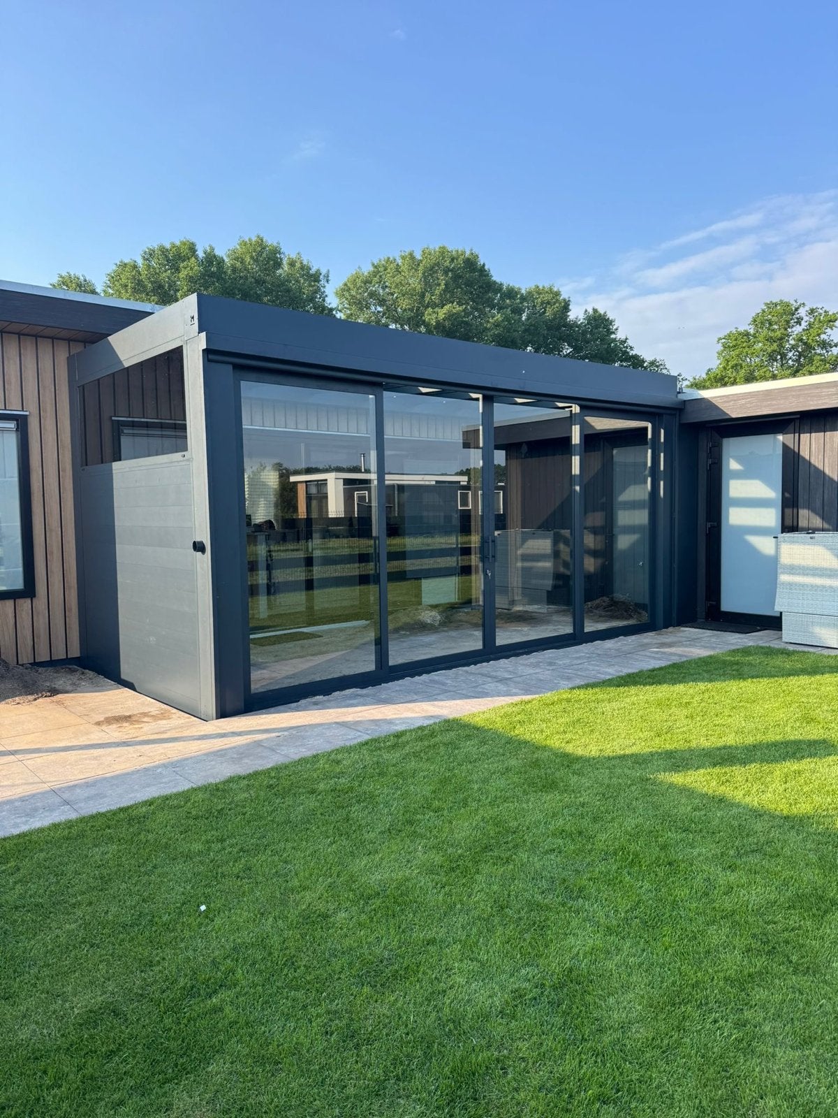 Moderne Veranda met Glazen Schuifwanden en Zonwering, Tuin en Terras, Ophalen, Zo goed als nieuw, Veranda