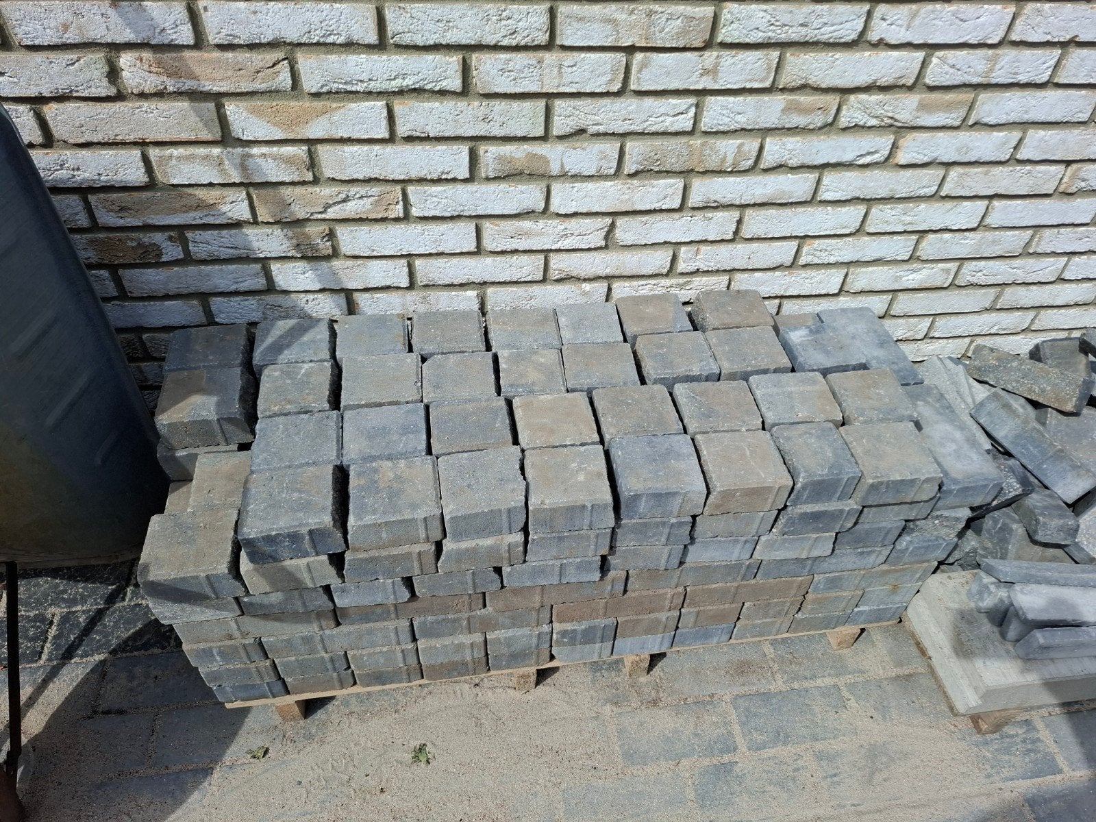 Gebruikte gebakken betonklinkers zwart grij en opsluitbanden, Ophalen, Gebruikt, Klinkers, Minder dan 5 m²