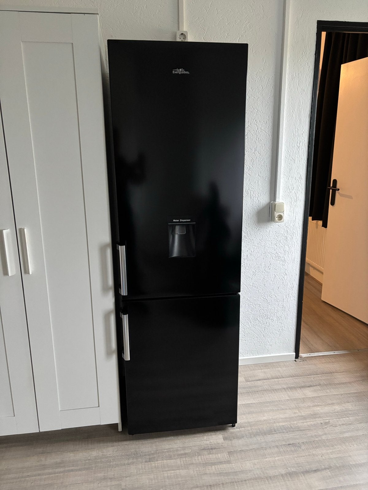 Zo goed als nieuwe zwarte koel-vriescombinatie, Ophalen, 200 liter of meer, 60 cm of meer, Met aparte vriezer