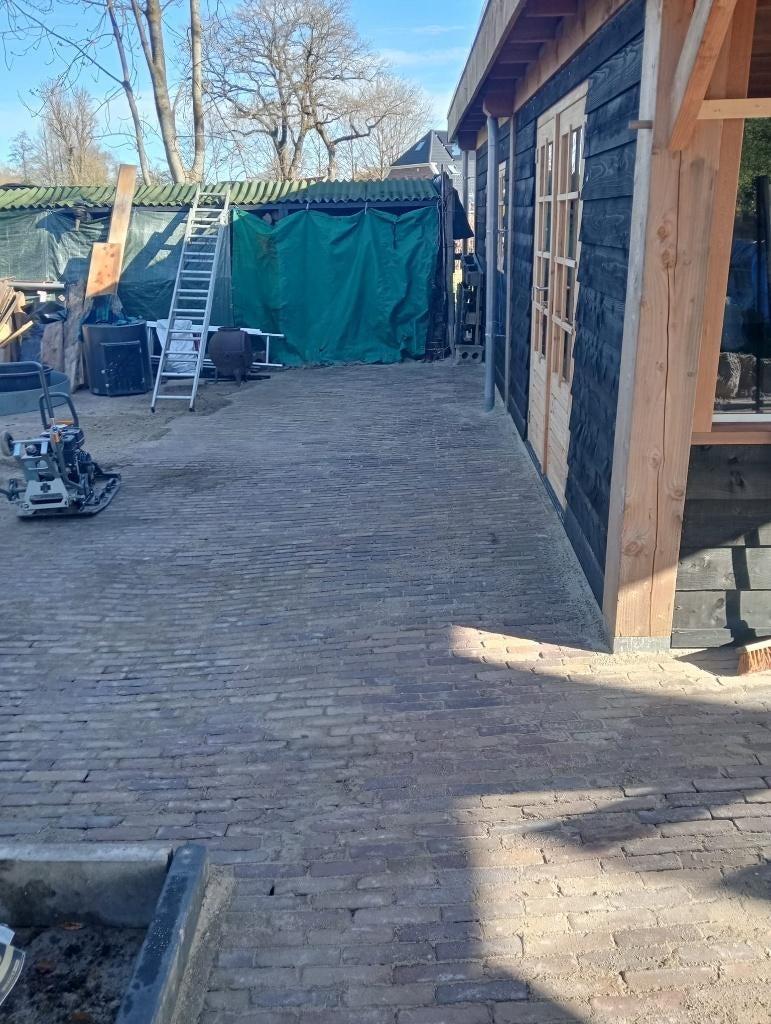 Strakke bestrating nodig?, Ophalen